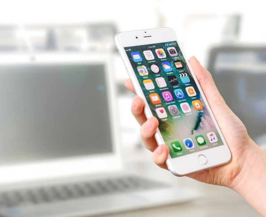 スマートフォンを手に持っている様子
